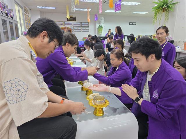 สรงน้ำพระ และรดน้ำดำหัว ขอพรผู้ใหญ่ 