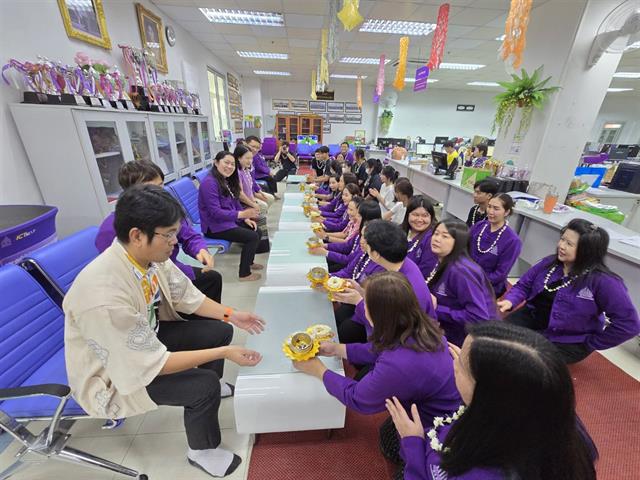 สรงน้ำพระ และรดน้ำดำหัว ขอพรผู้ใหญ่ 