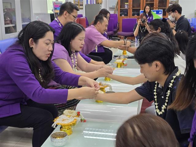 สรงน้ำพระ และรดน้ำดำหัว ขอพรผู้ใหญ่ 