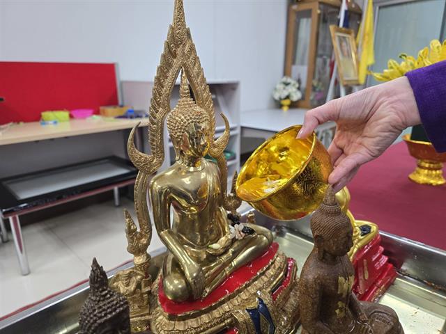 สรงน้ำพระ และรดน้ำดำหัว ขอพรผู้ใหญ่ 