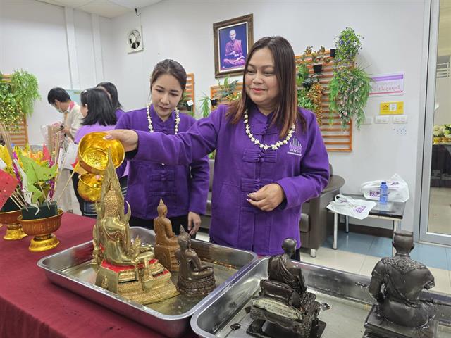 สรงน้ำพระ และรดน้ำดำหัว ขอพรผู้ใหญ่ 