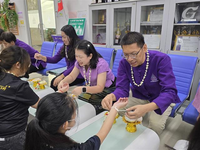 สรงน้ำพระ และรดน้ำดำหัว ขอพรผู้ใหญ่ 