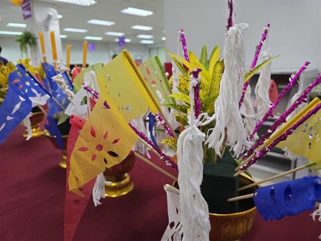 สรงน้ำพระ และรดน้ำดำหัว ขอพรผู้ใหญ่ 