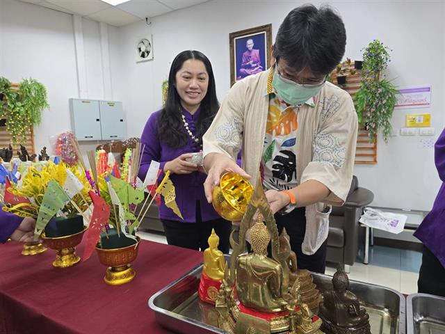 สรงน้ำพระ และรดน้ำดำหัว ขอพรผู้ใหญ่ 