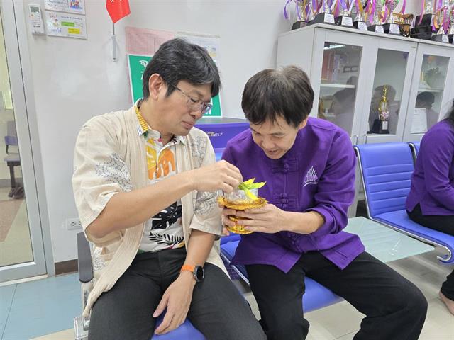 สรงน้ำพระ และรดน้ำดำหัว ขอพรผู้ใหญ่ 