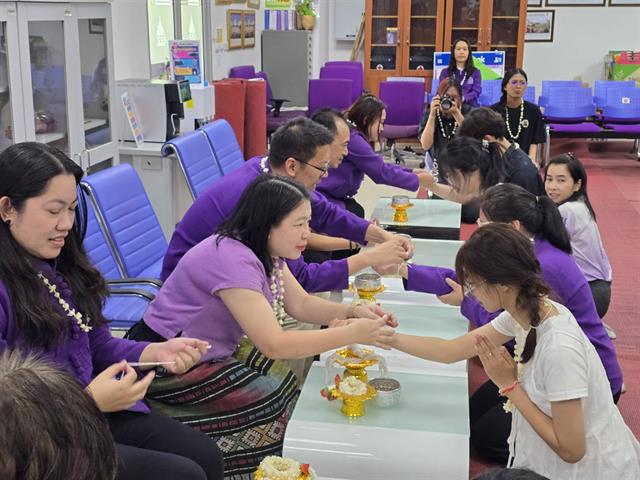 สรงน้ำพระ และรดน้ำดำหัว ขอพรผู้ใหญ่ 