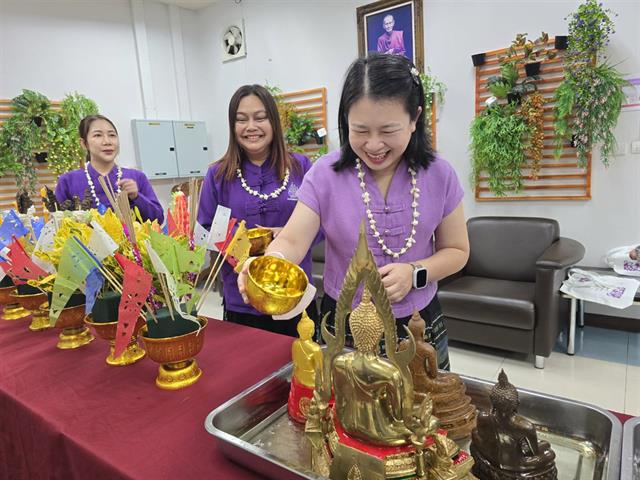 สรงน้ำพระ และรดน้ำดำหัว ขอพรผู้ใหญ่ 