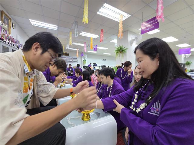 สรงน้ำพระ และรดน้ำดำหัว ขอพรผู้ใหญ่ 