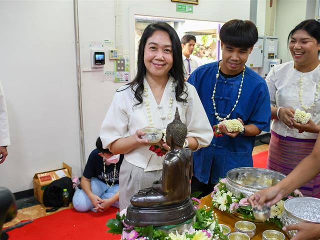 วิทยาลัยการศึกษา ดำเนินโครงการสืบสานประเพณีสงกรานต์ รดน้ำดำหัวผู้อาวุโสเพื่อเสริมสร้างความเกื้อกูลในองค์กร ประจำปี ๒๕๖๙