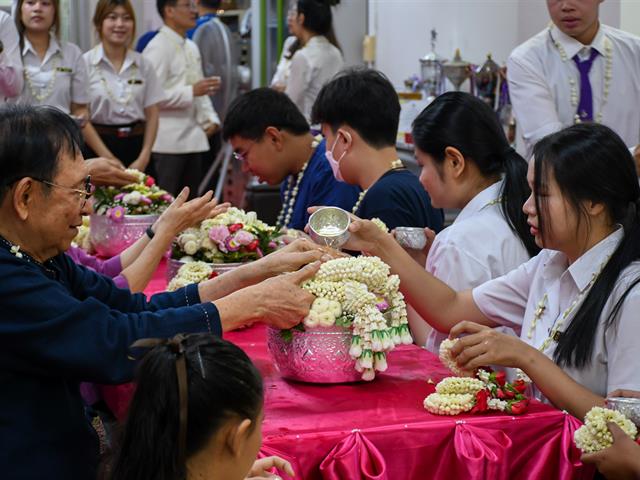 วิทยาลัยการศึกษา ดำเนินโครงการสืบสานประเพณีสงกรานต์ รดน้ำดำหัวผู้อาวุโสเพื่อเสริมสร้างความเกื้อกูลในองค์กร ประจำปี ๒๕๖๙