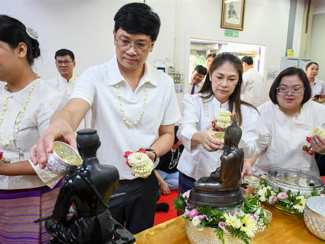 วิทยาลัยการศึกษา ดำเนินโครงการสืบสานประเพณีสงกรานต์ รดน้ำดำหัวผู้อาวุโสเพื่อเสริมสร้างความเกื้อกูลในองค์กร ประจำปี ๒๕๖๙