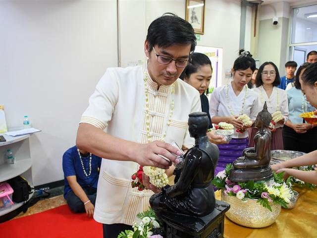 วิทยาลัยการศึกษา ดำเนินโครงการสืบสานประเพณีสงกรานต์ รดน้ำดำหัวผู้อาวุโสเพื่อเสริมสร้างความเกื้อกูลในองค์กร ประจำปี ๒๕๖๙