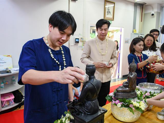 วิทยาลัยการศึกษา ดำเนินโครงการสืบสานประเพณีสงกรานต์ รดน้ำดำหัวผู้อาวุโสเพื่อเสริมสร้างความเกื้อกูลในองค์กร ประจำปี ๒๕๖๙