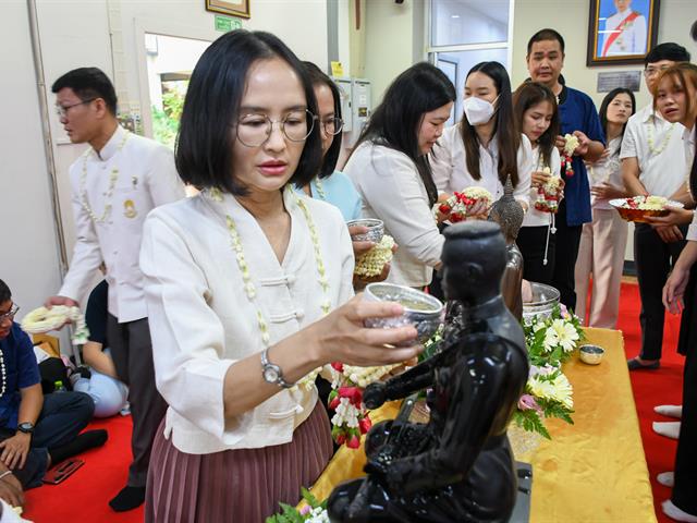 วิทยาลัยการศึกษา ดำเนินโครงการสืบสานประเพณีสงกรานต์ รดน้ำดำหัวผู้อาวุโสเพื่อเสริมสร้างความเกื้อกูลในองค์กร ประจำปี ๒๕๖๙