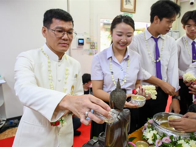 วิทยาลัยการศึกษา ดำเนินโครงการสืบสานประเพณีสงกรานต์ รดน้ำดำหัวผู้อาวุโสเพื่อเสริมสร้างความเกื้อกูลในองค์กร ประจำปี ๒๕๖๙