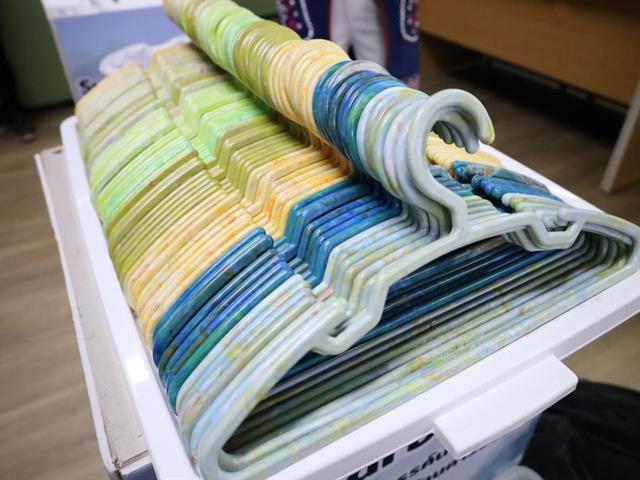 วิทยาเขตเชียงราย มอบฝาขวดน้ำพลาสติกเพื่อแปรรูปเป็นผลิตภัณฑ์รีไซเคิล