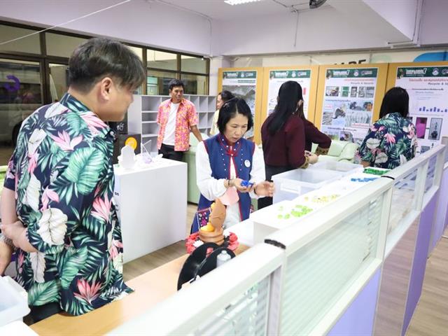 วิทยาเขตเชียงราย มอบฝาขวดน้ำพลาสติกเพื่อแปรรูปเป็นผลิตภัณฑ์รีไซเคิล