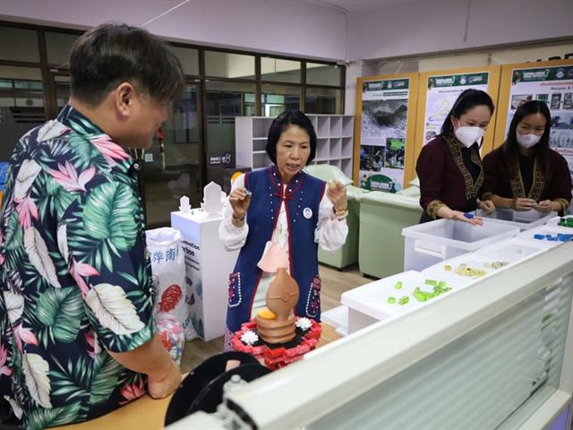 วิทยาเขตเชียงราย มอบฝาขวดน้ำพลาสติกเพื่อแปรรูปเป็นผลิตภัณฑ์รีไซเคิล