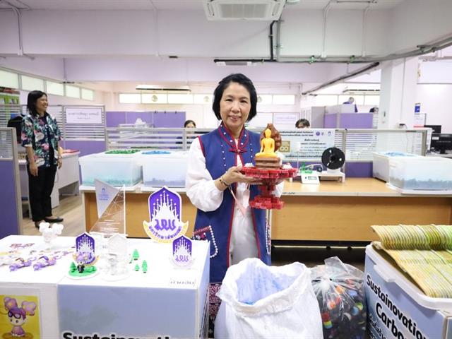 วิทยาเขตเชียงราย มอบฝาขวดน้ำพลาสติกเพื่อแปรรูปเป็นผลิตภัณฑ์รีไซเคิล