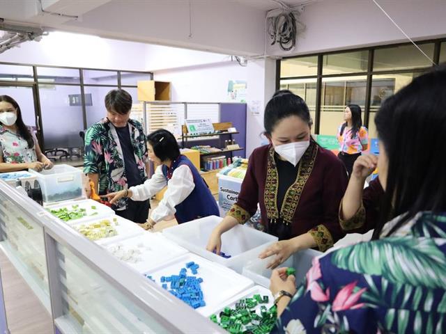 วิทยาเขตเชียงราย มอบฝาขวดน้ำพลาสติกเพื่อแปรรูปเป็นผลิตภัณฑ์รีไซเคิล