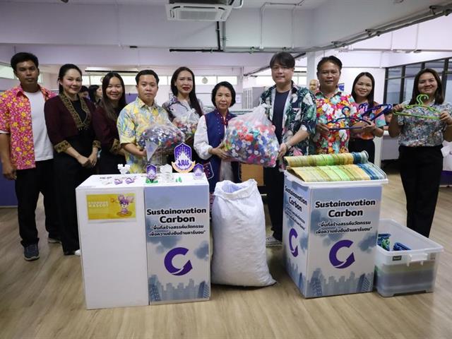 วิทยาเขตเชียงราย มอบฝาขวดน้ำพลาสติกเพื่อแปรรูปเป็นผลิตภัณฑ์รีไซเคิล