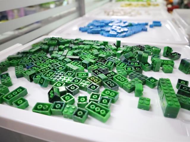 วิทยาเขตเชียงราย มอบฝาขวดน้ำพลาสติกเพื่อแปรรูปเป็นผลิตภัณฑ์รีไซเคิล