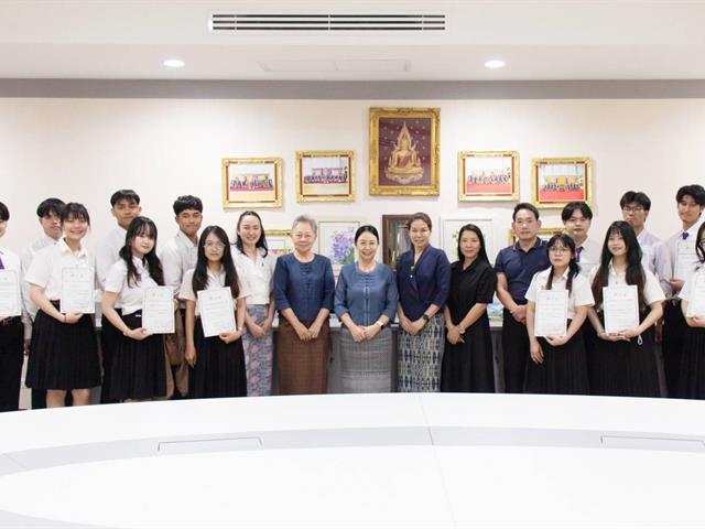 ผู้บริหารและนิสิตโครงการสหกิจศึกษาต่างประเทศ คณะศิลปศาสตร์ เข้าพบอธิการบดีเพื่อรายงานผลการดำเนินงาน ประจำปีการศึกษา 2569