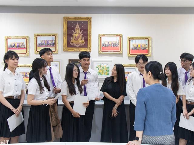 ผู้บริหารและนิสิตโครงการสหกิจศึกษาต่างประเทศ คณะศิลปศาสตร์ เข้าพบอธิการบดีเพื่อรายงานผลการดำเนินงาน ประจำปีการศึกษา 2569