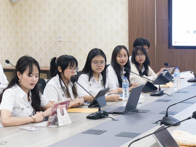 ผู้บริหารและนิสิตโครงการสหกิจศึกษาต่างประเทศ คณะศิลปศาสตร์ เข้าพบอธิการบดีเพื่อรายงานผลการดำเนินงาน ประจำปีการศึกษา 2569