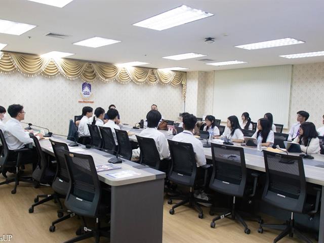 ผู้บริหารและนิสิตโครงการสหกิจศึกษาต่างประเทศ คณะศิลปศาสตร์ เข้าพบอธิการบดีเพื่อรายงานผลการดำเนินงาน ประจำปีการศึกษา 2569