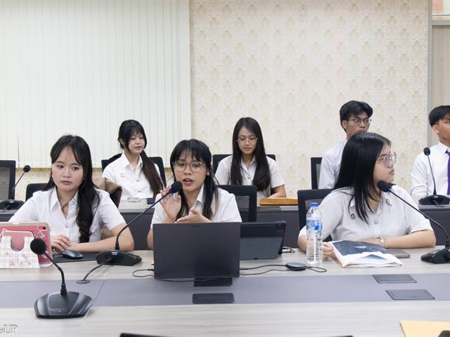 ผู้บริหารและนิสิตโครงการสหกิจศึกษาต่างประเทศ คณะศิลปศาสตร์ เข้าพบอธิการบดีเพื่อรายงานผลการดำเนินงาน ประจำปีการศึกษา 2569