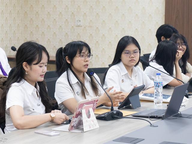 ผู้บริหารและนิสิตโครงการสหกิจศึกษาต่างประเทศ คณะศิลปศาสตร์ เข้าพบอธิการบดีเพื่อรายงานผลการดำเนินงาน ประจำปีการศึกษา 2569