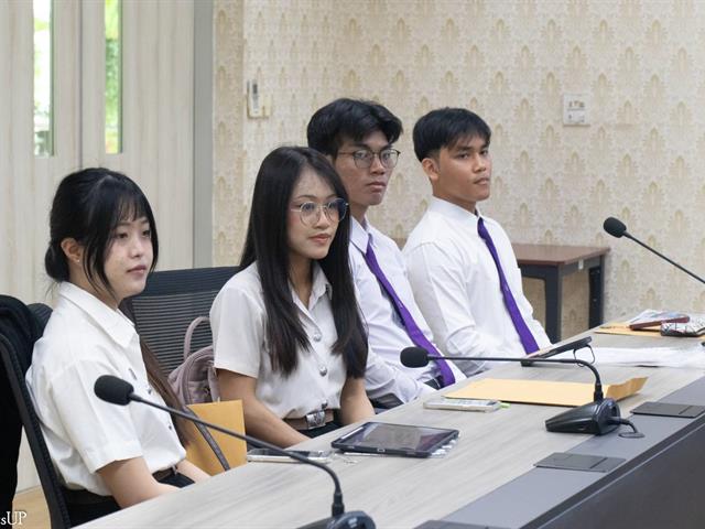 ผู้บริหารและนิสิตโครงการสหกิจศึกษาต่างประเทศ คณะศิลปศาสตร์ เข้าพบอธิการบดีเพื่อรายงานผลการดำเนินงาน ประจำปีการศึกษา 2569