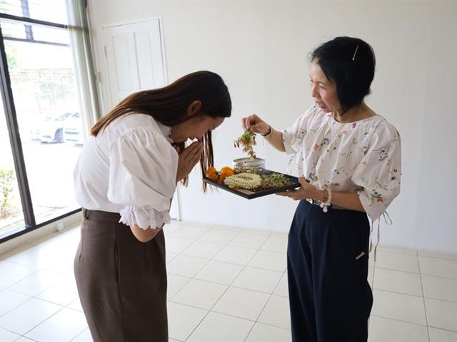 บุคลากรวิทยาเขตเชียงรายร่วมจัดพิธีสระเกล้าดำหัวผู้อำนวยการอย่างพร้อมเพรียง