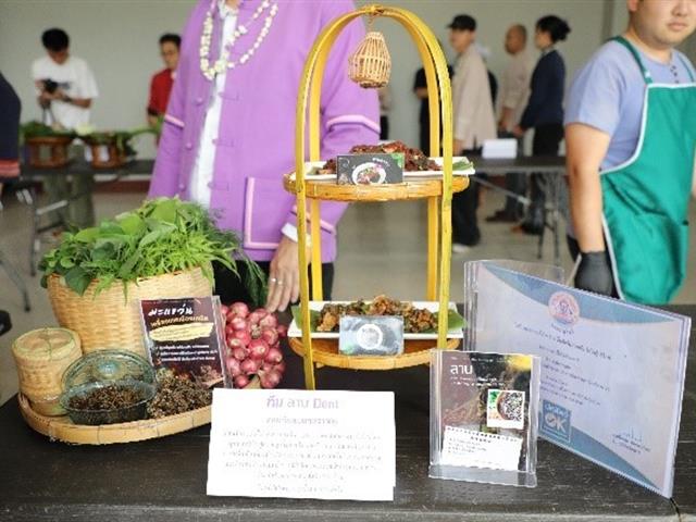 คณะทันตแพทยศาสตร์ มหาวิทยาลัยพะเยา ร่วมสืบสานประเพณีปี๋ใหม่เมือง คว้ารางวัลชนะเลิศการแข่งขันลาบเมือง ประจำปี 2569 เมื่อวันที่ 20 เมษายน 2569 คณะทันตแพทยศาสตร์ มหาวิทยาลัยพะเยา ได้เข้าร่วมกิจกรรมการแข่งขันลาบเมือง ภายใต้โครงการสืบสานประเพณีปี๋ใหม่เมือง ประจำปี 2569 ณ หอประชุมพญางำเมือง มหาวิทยาลัยพะเยา โดยกิจกรรมดังกล่าวจัดขึ้นเพื่ออนุรักษ์และส่งเสริมวัฒนธรรมล้านนาอันงดงาม รวมถึงสร้างความสามัคคีในหมู่บุคลากรภายในมหาวิทยาลัย บรรยากาศภายในงานเต็มไปด้วยความคึกคักและอบอุ่นจากการมีส่วนร่วมของหน่วยงานต่าง ๆ ที่ส่งตัวแทนเข้าร่วมการแข่งขันอย่างพร้อมเพรียง แต่ละทีมได้ถ่ายทอดเอกลักษณ์ของ “ลาบเมือง” ซึ่งเป็นอาหารพื้นถิ่นสำคัญของภาคเหนือ ผ่านกระบวนการปรุงที่พิถีพิถัน ทั้งในด้านรสชาติ กลิ่นหอมของเครื่องเทศ และการจัดตกแต่งอย่างสร้างสรรค์ ในโอกาสนี้ คณะทันตแพทยศาสตร์สามารถสร้างผลงานได้อย่างโดดเด่น จนได้รับรางวัลชนะเลิศจากการแข่งขัน สะท้อนถึงความร่วมมือร่วมใจ ความตั้งใจ และความภาคภูมิใจในการอนุรักษ์วัฒนธรรมท้องถิ่น ความสำเร็จในครั้งนี้ไม่เพียงเป็นความภาคภูมิใจของคณะทันตแพทยศาสตร์เท่านั้น แต่ยังเป็นอีกหนึ่งพลังสำคัญในการสืบสานและต่อยอดประเพณีปี๋ใหม่เมืองให้คงอยู่คู่สังคมไทยสืบไป