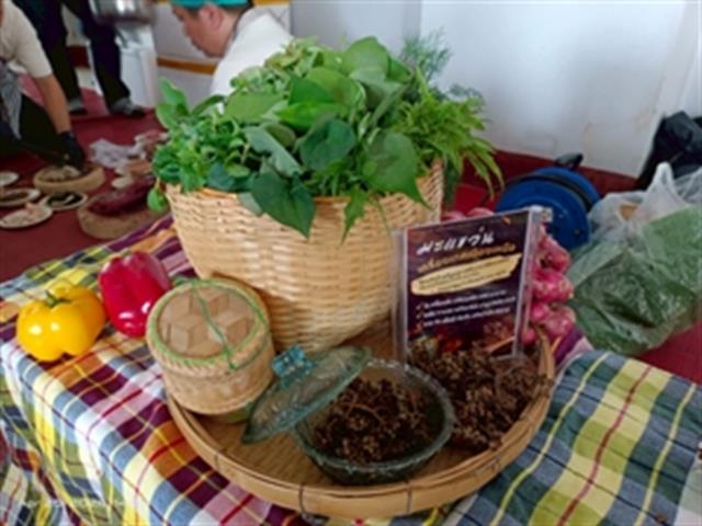 คณะทันตแพทยศาสตร์ มหาวิทยาลัยพะเยา ร่วมสืบสานประเพณีปี๋ใหม่เมือง คว้ารางวัลชนะเลิศการแข่งขันลาบเมือง ประจำปี 2569 เมื่อวันที่ 20 เมษายน 2569 คณะทันตแพทยศาสตร์ มหาวิทยาลัยพะเยา ได้เข้าร่วมกิจกรรมการแข่งขันลาบเมือง ภายใต้โครงการสืบสานประเพณีปี๋ใหม่เมือง ประจำปี 2569 ณ หอประชุมพญางำเมือง มหาวิทยาลัยพะเยา โดยกิจกรรมดังกล่าวจัดขึ้นเพื่ออนุรักษ์และส่งเสริมวัฒนธรรมล้านนาอันงดงาม รวมถึงสร้างความสามัคคีในหมู่บุคลากรภายในมหาวิทยาลัย บรรยากาศภายในงานเต็มไปด้วยความคึกคักและอบอุ่นจากการมีส่วนร่วมของหน่วยงานต่าง ๆ ที่ส่งตัวแทนเข้าร่วมการแข่งขันอย่างพร้อมเพรียง แต่ละทีมได้ถ่ายทอดเอกลักษณ์ของ “ลาบเมือง” ซึ่งเป็นอาหารพื้นถิ่นสำคัญของภาคเหนือ ผ่านกระบวนการปรุงที่พิถีพิถัน ทั้งในด้านรสชาติ กลิ่นหอมของเครื่องเทศ และการจัดตกแต่งอย่างสร้างสรรค์ ในโอกาสนี้ คณะทันตแพทยศาสตร์สามารถสร้างผลงานได้อย่างโดดเด่น จนได้รับรางวัลชนะเลิศจากการแข่งขัน สะท้อนถึงความร่วมมือร่วมใจ ความตั้งใจ และความภาคภูมิใจในการอนุรักษ์วัฒนธรรมท้องถิ่น ความสำเร็จในครั้งนี้ไม่เพียงเป็นความภาคภูมิใจของคณะทันตแพทยศาสตร์เท่านั้น แต่ยังเป็นอีกหนึ่งพลังสำคัญในการสืบสานและต่อยอดประเพณีปี๋ใหม่เมืองให้คงอยู่คู่สังคมไทยสืบไป