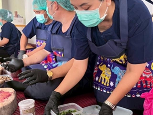 คณะทันตแพทยศาสตร์ มหาวิทยาลัยพะเยา ร่วมสืบสานประเพณีปี๋ใหม่เมือง คว้ารางวัลชนะเลิศการแข่งขันลาบเมือง ประจำปี 2569 เมื่อวันที่ 20 เมษายน 2569 คณะทันตแพทยศาสตร์ มหาวิทยาลัยพะเยา ได้เข้าร่วมกิจกรรมการแข่งขันลาบเมือง ภายใต้โครงการสืบสานประเพณีปี๋ใหม่เมือง ประจำปี 2569 ณ หอประชุมพญางำเมือง มหาวิทยาลัยพะเยา โดยกิจกรรมดังกล่าวจัดขึ้นเพื่ออนุรักษ์และส่งเสริมวัฒนธรรมล้านนาอันงดงาม รวมถึงสร้างความสามัคคีในหมู่บุคลากรภายในมหาวิทยาลัย บรรยากาศภายในงานเต็มไปด้วยความคึกคักและอบอุ่นจากการมีส่วนร่วมของหน่วยงานต่าง ๆ ที่ส่งตัวแทนเข้าร่วมการแข่งขันอย่างพร้อมเพรียง แต่ละทีมได้ถ่ายทอดเอกลักษณ์ของ “ลาบเมือง” ซึ่งเป็นอาหารพื้นถิ่นสำคัญของภาคเหนือ ผ่านกระบวนการปรุงที่พิถีพิถัน ทั้งในด้านรสชาติ กลิ่นหอมของเครื่องเทศ และการจัดตกแต่งอย่างสร้างสรรค์ ในโอกาสนี้ คณะทันตแพทยศาสตร์สามารถสร้างผลงานได้อย่างโดดเด่น จนได้รับรางวัลชนะเลิศจากการแข่งขัน สะท้อนถึงความร่วมมือร่วมใจ ความตั้งใจ และความภาคภูมิใจในการอนุรักษ์วัฒนธรรมท้องถิ่น ความสำเร็จในครั้งนี้ไม่เพียงเป็นความภาคภูมิใจของคณะทันตแพทยศาสตร์เท่านั้น แต่ยังเป็นอีกหนึ่งพลังสำคัญในการสืบสานและต่อยอดประเพณีปี๋ใหม่เมืองให้คงอยู่คู่สังคมไทยสืบไป