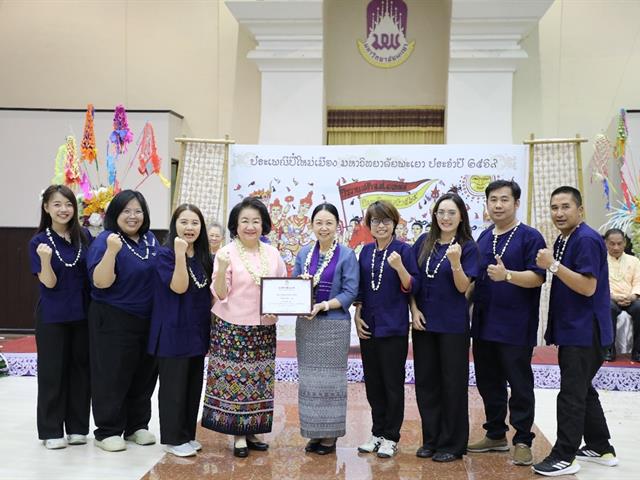 คณะทันตแพทยศาสตร์ มหาวิทยาลัยพะเยา ร่วมสืบสานประเพณีปี๋ใหม่เมือง คว้ารางวัลชนะเลิศการแข่งขันลาบเมือง ประจำปี 2569 เมื่อวันที่ 20 เมษายน 2569 คณะทันตแพทยศาสตร์ มหาวิทยาลัยพะเยา ได้เข้าร่วมกิจกรรมการแข่งขันลาบเมือง ภายใต้โครงการสืบสานประเพณีปี๋ใหม่เมือง ประจำปี 2569 ณ หอประชุมพญางำเมือง มหาวิทยาลัยพะเยา โดยกิจกรรมดังกล่าวจัดขึ้นเพื่ออนุรักษ์และส่งเสริมวัฒนธรรมล้านนาอันงดงาม รวมถึงสร้างความสามัคคีในหมู่บุคลากรภายในมหาวิทยาลัย บรรยากาศภายในงานเต็มไปด้วยความคึกคักและอบอุ่นจากการมีส่วนร่วมของหน่วยงานต่าง ๆ ที่ส่งตัวแทนเข้าร่วมการแข่งขันอย่างพร้อมเพรียง แต่ละทีมได้ถ่ายทอดเอกลักษณ์ของ “ลาบเมือง” ซึ่งเป็นอาหารพื้นถิ่นสำคัญของภาคเหนือ ผ่านกระบวนการปรุงที่พิถีพิถัน ทั้งในด้านรสชาติ กลิ่นหอมของเครื่องเทศ และการจัดตกแต่งอย่างสร้างสรรค์ ในโอกาสนี้ คณะทันตแพทยศาสตร์สามารถสร้างผลงานได้อย่างโดดเด่น จนได้รับรางวัลชนะเลิศจากการแข่งขัน สะท้อนถึงความร่วมมือร่วมใจ ความตั้งใจ และความภาคภูมิใจในการอนุรักษ์วัฒนธรรมท้องถิ่น ความสำเร็จในครั้งนี้ไม่เพียงเป็นความภาคภูมิใจของคณะทันตแพทยศาสตร์เท่านั้น แต่ยังเป็นอีกหนึ่งพลังสำคัญในการสืบสานและต่อยอดประเพณีปี๋ใหม่เมืองให้คงอยู่คู่สังคมไทยสืบไป