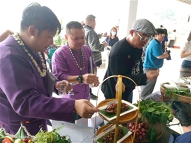 คณะทันตแพทยศาสตร์ มหาวิทยาลัยพะเยา ร่วมสืบสานประเพณีปี๋ใหม่เมือง คว้ารางวัลชนะเลิศการแข่งขันลาบเมือง ประจำปี 2569 เมื่อวันที่ 20 เมษายน 2569 คณะทันตแพทยศาสตร์ มหาวิทยาลัยพะเยา ได้เข้าร่วมกิจกรรมการแข่งขันลาบเมือง ภายใต้โครงการสืบสานประเพณีปี๋ใหม่เมือง ประจำปี 2569 ณ หอประชุมพญางำเมือง มหาวิทยาลัยพะเยา โดยกิจกรรมดังกล่าวจัดขึ้นเพื่ออนุรักษ์และส่งเสริมวัฒนธรรมล้านนาอันงดงาม รวมถึงสร้างความสามัคคีในหมู่บุคลากรภายในมหาวิทยาลัย บรรยากาศภายในงานเต็มไปด้วยความคึกคักและอบอุ่นจากการมีส่วนร่วมของหน่วยงานต่าง ๆ ที่ส่งตัวแทนเข้าร่วมการแข่งขันอย่างพร้อมเพรียง แต่ละทีมได้ถ่ายทอดเอกลักษณ์ของ “ลาบเมือง” ซึ่งเป็นอาหารพื้นถิ่นสำคัญของภาคเหนือ ผ่านกระบวนการปรุงที่พิถีพิถัน ทั้งในด้านรสชาติ กลิ่นหอมของเครื่องเทศ และการจัดตกแต่งอย่างสร้างสรรค์ ในโอกาสนี้ คณะทันตแพทยศาสตร์สามารถสร้างผลงานได้อย่างโดดเด่น จนได้รับรางวัลชนะเลิศจากการแข่งขัน สะท้อนถึงความร่วมมือร่วมใจ ความตั้งใจ และความภาคภูมิใจในการอนุรักษ์วัฒนธรรมท้องถิ่น ความสำเร็จในครั้งนี้ไม่เพียงเป็นความภาคภูมิใจของคณะทันตแพทยศาสตร์เท่านั้น แต่ยังเป็นอีกหนึ่งพลังสำคัญในการสืบสานและต่อยอดประเพณีปี๋ใหม่เมืองให้คงอยู่คู่สังคมไทยสืบไป