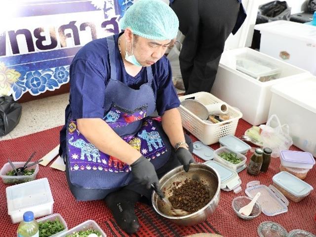 คณะทันตแพทยศาสตร์ มหาวิทยาลัยพะเยา ร่วมสืบสานประเพณีปี๋ใหม่เมือง คว้ารางวัลชนะเลิศการแข่งขันลาบเมือง ประจำปี 2569 เมื่อวันที่ 20 เมษายน 2569 คณะทันตแพทยศาสตร์ มหาวิทยาลัยพะเยา ได้เข้าร่วมกิจกรรมการแข่งขันลาบเมือง ภายใต้โครงการสืบสานประเพณีปี๋ใหม่เมือง ประจำปี 2569 ณ หอประชุมพญางำเมือง มหาวิทยาลัยพะเยา โดยกิจกรรมดังกล่าวจัดขึ้นเพื่ออนุรักษ์และส่งเสริมวัฒนธรรมล้านนาอันงดงาม รวมถึงสร้างความสามัคคีในหมู่บุคลากรภายในมหาวิทยาลัย บรรยากาศภายในงานเต็มไปด้วยความคึกคักและอบอุ่นจากการมีส่วนร่วมของหน่วยงานต่าง ๆ ที่ส่งตัวแทนเข้าร่วมการแข่งขันอย่างพร้อมเพรียง แต่ละทีมได้ถ่ายทอดเอกลักษณ์ของ “ลาบเมือง” ซึ่งเป็นอาหารพื้นถิ่นสำคัญของภาคเหนือ ผ่านกระบวนการปรุงที่พิถีพิถัน ทั้งในด้านรสชาติ กลิ่นหอมของเครื่องเทศ และการจัดตกแต่งอย่างสร้างสรรค์ ในโอกาสนี้ คณะทันตแพทยศาสตร์สามารถสร้างผลงานได้อย่างโดดเด่น จนได้รับรางวัลชนะเลิศจากการแข่งขัน สะท้อนถึงความร่วมมือร่วมใจ ความตั้งใจ และความภาคภูมิใจในการอนุรักษ์วัฒนธรรมท้องถิ่น ความสำเร็จในครั้งนี้ไม่เพียงเป็นความภาคภูมิใจของคณะทันตแพทยศาสตร์เท่านั้น แต่ยังเป็นอีกหนึ่งพลังสำคัญในการสืบสานและต่อยอดประเพณีปี๋ใหม่เมืองให้คงอยู่คู่สังคมไทยสืบไป