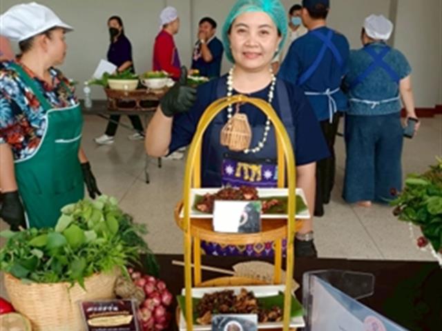 คณะทันตแพทยศาสตร์ มหาวิทยาลัยพะเยา ร่วมสืบสานประเพณีปี๋ใหม่เมือง คว้ารางวัลชนะเลิศการแข่งขันลาบเมือง ประจำปี 2569 เมื่อวันที่ 20 เมษายน 2569 คณะทันตแพทยศาสตร์ มหาวิทยาลัยพะเยา ได้เข้าร่วมกิจกรรมการแข่งขันลาบเมือง ภายใต้โครงการสืบสานประเพณีปี๋ใหม่เมือง ประจำปี 2569 ณ หอประชุมพญางำเมือง มหาวิทยาลัยพะเยา โดยกิจกรรมดังกล่าวจัดขึ้นเพื่ออนุรักษ์และส่งเสริมวัฒนธรรมล้านนาอันงดงาม รวมถึงสร้างความสามัคคีในหมู่บุคลากรภายในมหาวิทยาลัย บรรยากาศภายในงานเต็มไปด้วยความคึกคักและอบอุ่นจากการมีส่วนร่วมของหน่วยงานต่าง ๆ ที่ส่งตัวแทนเข้าร่วมการแข่งขันอย่างพร้อมเพรียง แต่ละทีมได้ถ่ายทอดเอกลักษณ์ของ “ลาบเมือง” ซึ่งเป็นอาหารพื้นถิ่นสำคัญของภาคเหนือ ผ่านกระบวนการปรุงที่พิถีพิถัน ทั้งในด้านรสชาติ กลิ่นหอมของเครื่องเทศ และการจัดตกแต่งอย่างสร้างสรรค์ ในโอกาสนี้ คณะทันตแพทยศาสตร์สามารถสร้างผลงานได้อย่างโดดเด่น จนได้รับรางวัลชนะเลิศจากการแข่งขัน สะท้อนถึงความร่วมมือร่วมใจ ความตั้งใจ และความภาคภูมิใจในการอนุรักษ์วัฒนธรรมท้องถิ่น ความสำเร็จในครั้งนี้ไม่เพียงเป็นความภาคภูมิใจของคณะทันตแพทยศาสตร์เท่านั้น แต่ยังเป็นอีกหนึ่งพลังสำคัญในการสืบสานและต่อยอดประเพณีปี๋ใหม่เมืองให้คงอยู่คู่สังคมไทยสืบไป