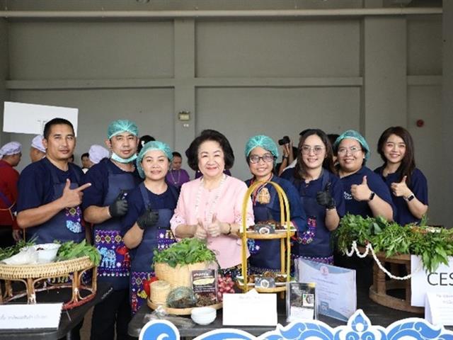 คณะทันตแพทยศาสตร์ มหาวิทยาลัยพะเยา ร่วมสืบสานประเพณีปี๋ใหม่เมือง คว้ารางวัลชนะเลิศการแข่งขันลาบเมือง ประจำปี 2569 เมื่อวันที่ 20 เมษายน 2569 คณะทันตแพทยศาสตร์ มหาวิทยาลัยพะเยา ได้เข้าร่วมกิจกรรมการแข่งขันลาบเมือง ภายใต้โครงการสืบสานประเพณีปี๋ใหม่เมือง ประจำปี 2569 ณ หอประชุมพญางำเมือง มหาวิทยาลัยพะเยา โดยกิจกรรมดังกล่าวจัดขึ้นเพื่ออนุรักษ์และส่งเสริมวัฒนธรรมล้านนาอันงดงาม รวมถึงสร้างความสามัคคีในหมู่บุคลากรภายในมหาวิทยาลัย บรรยากาศภายในงานเต็มไปด้วยความคึกคักและอบอุ่นจากการมีส่วนร่วมของหน่วยงานต่าง ๆ ที่ส่งตัวแทนเข้าร่วมการแข่งขันอย่างพร้อมเพรียง แต่ละทีมได้ถ่ายทอดเอกลักษณ์ของ “ลาบเมือง” ซึ่งเป็นอาหารพื้นถิ่นสำคัญของภาคเหนือ ผ่านกระบวนการปรุงที่พิถีพิถัน ทั้งในด้านรสชาติ กลิ่นหอมของเครื่องเทศ และการจัดตกแต่งอย่างสร้างสรรค์ ในโอกาสนี้ คณะทันตแพทยศาสตร์สามารถสร้างผลงานได้อย่างโดดเด่น จนได้รับรางวัลชนะเลิศจากการแข่งขัน สะท้อนถึงความร่วมมือร่วมใจ ความตั้งใจ และความภาคภูมิใจในการอนุรักษ์วัฒนธรรมท้องถิ่น ความสำเร็จในครั้งนี้ไม่เพียงเป็นความภาคภูมิใจของคณะทันตแพทยศาสตร์เท่านั้น แต่ยังเป็นอีกหนึ่งพลังสำคัญในการสืบสานและต่อยอดประเพณีปี๋ใหม่เมืองให้คงอยู่คู่สังคมไทยสืบไป