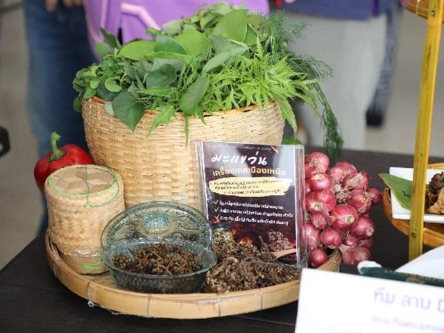 คณะทันตแพทยศาสตร์ มหาวิทยาลัยพะเยา ร่วมสืบสานประเพณีปี๋ใหม่เมือง คว้ารางวัลชนะเลิศการแข่งขันลาบเมือง ประจำปี 2569 เมื่อวันที่ 20 เมษายน 2569 คณะทันตแพทยศาสตร์ มหาวิทยาลัยพะเยา ได้เข้าร่วมกิจกรรมการแข่งขันลาบเมือง ภายใต้โครงการสืบสานประเพณีปี๋ใหม่เมือง ประจำปี 2569 ณ หอประชุมพญางำเมือง มหาวิทยาลัยพะเยา โดยกิจกรรมดังกล่าวจัดขึ้นเพื่ออนุรักษ์และส่งเสริมวัฒนธรรมล้านนาอันงดงาม รวมถึงสร้างความสามัคคีในหมู่บุคลากรภายในมหาวิทยาลัย บรรยากาศภายในงานเต็มไปด้วยความคึกคักและอบอุ่นจากการมีส่วนร่วมของหน่วยงานต่าง ๆ ที่ส่งตัวแทนเข้าร่วมการแข่งขันอย่างพร้อมเพรียง แต่ละทีมได้ถ่ายทอดเอกลักษณ์ของ “ลาบเมือง” ซึ่งเป็นอาหารพื้นถิ่นสำคัญของภาคเหนือ ผ่านกระบวนการปรุงที่พิถีพิถัน ทั้งในด้านรสชาติ กลิ่นหอมของเครื่องเทศ และการจัดตกแต่งอย่างสร้างสรรค์ ในโอกาสนี้ คณะทันตแพทยศาสตร์สามารถสร้างผลงานได้อย่างโดดเด่น จนได้รับรางวัลชนะเลิศจากการแข่งขัน สะท้อนถึงความร่วมมือร่วมใจ ความตั้งใจ และความภาคภูมิใจในการอนุรักษ์วัฒนธรรมท้องถิ่น ความสำเร็จในครั้งนี้ไม่เพียงเป็นความภาคภูมิใจของคณะทันตแพทยศาสตร์เท่านั้น แต่ยังเป็นอีกหนึ่งพลังสำคัญในการสืบสานและต่อยอดประเพณีปี๋ใหม่เมืองให้คงอยู่คู่สังคมไทยสืบไป