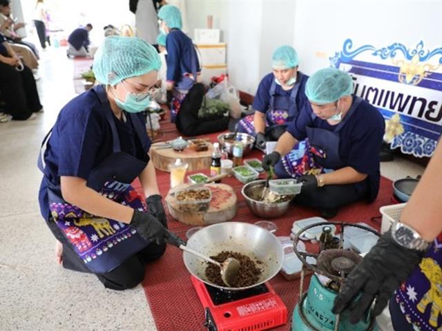 คณะทันตแพทยศาสตร์ มหาวิทยาลัยพะเยา ร่วมสืบสานประเพณีปี๋ใหม่เมือง คว้ารางวัลชนะเลิศการแข่งขันลาบเมือง ประจำปี 2569 เมื่อวันที่ 20 เมษายน 2569 คณะทันตแพทยศาสตร์ มหาวิทยาลัยพะเยา ได้เข้าร่วมกิจกรรมการแข่งขันลาบเมือง ภายใต้โครงการสืบสานประเพณีปี๋ใหม่เมือง ประจำปี 2569 ณ หอประชุมพญางำเมือง มหาวิทยาลัยพะเยา โดยกิจกรรมดังกล่าวจัดขึ้นเพื่ออนุรักษ์และส่งเสริมวัฒนธรรมล้านนาอันงดงาม รวมถึงสร้างความสามัคคีในหมู่บุคลากรภายในมหาวิทยาลัย บรรยากาศภายในงานเต็มไปด้วยความคึกคักและอบอุ่นจากการมีส่วนร่วมของหน่วยงานต่าง ๆ ที่ส่งตัวแทนเข้าร่วมการแข่งขันอย่างพร้อมเพรียง แต่ละทีมได้ถ่ายทอดเอกลักษณ์ของ “ลาบเมือง” ซึ่งเป็นอาหารพื้นถิ่นสำคัญของภาคเหนือ ผ่านกระบวนการปรุงที่พิถีพิถัน ทั้งในด้านรสชาติ กลิ่นหอมของเครื่องเทศ และการจัดตกแต่งอย่างสร้างสรรค์ ในโอกาสนี้ คณะทันตแพทยศาสตร์สามารถสร้างผลงานได้อย่างโดดเด่น จนได้รับรางวัลชนะเลิศจากการแข่งขัน สะท้อนถึงความร่วมมือร่วมใจ ความตั้งใจ และความภาคภูมิใจในการอนุรักษ์วัฒนธรรมท้องถิ่น ความสำเร็จในครั้งนี้ไม่เพียงเป็นความภาคภูมิใจของคณะทันตแพทยศาสตร์เท่านั้น แต่ยังเป็นอีกหนึ่งพลังสำคัญในการสืบสานและต่อยอดประเพณีปี๋ใหม่เมืองให้คงอยู่คู่สังคมไทยสืบไป