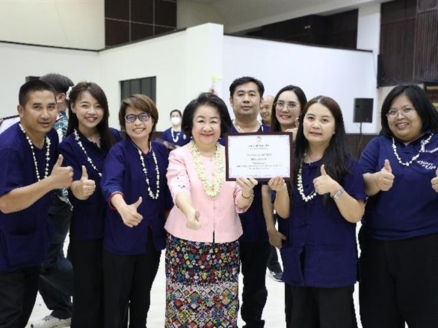 คณะทันตแพทยศาสตร์ มหาวิทยาลัยพะเยา ร่วมสืบสานประเพณีปี๋ใหม่เมือง คว้ารางวัลชนะเลิศการแข่งขันลาบเมือง ประจำปี 2569 เมื่อวันที่ 20 เมษายน 2569 คณะทันตแพทยศาสตร์ มหาวิทยาลัยพะเยา ได้เข้าร่วมกิจกรรมการแข่งขันลาบเมือง ภายใต้โครงการสืบสานประเพณีปี๋ใหม่เมือง ประจำปี 2569 ณ หอประชุมพญางำเมือง มหาวิทยาลัยพะเยา โดยกิจกรรมดังกล่าวจัดขึ้นเพื่ออนุรักษ์และส่งเสริมวัฒนธรรมล้านนาอันงดงาม รวมถึงสร้างความสามัคคีในหมู่บุคลากรภายในมหาวิทยาลัย บรรยากาศภายในงานเต็มไปด้วยความคึกคักและอบอุ่นจากการมีส่วนร่วมของหน่วยงานต่าง ๆ ที่ส่งตัวแทนเข้าร่วมการแข่งขันอย่างพร้อมเพรียง แต่ละทีมได้ถ่ายทอดเอกลักษณ์ของ “ลาบเมือง” ซึ่งเป็นอาหารพื้นถิ่นสำคัญของภาคเหนือ ผ่านกระบวนการปรุงที่พิถีพิถัน ทั้งในด้านรสชาติ กลิ่นหอมของเครื่องเทศ และการจัดตกแต่งอย่างสร้างสรรค์ ในโอกาสนี้ คณะทันตแพทยศาสตร์สามารถสร้างผลงานได้อย่างโดดเด่น จนได้รับรางวัลชนะเลิศจากการแข่งขัน สะท้อนถึงความร่วมมือร่วมใจ ความตั้งใจ และความภาคภูมิใจในการอนุรักษ์วัฒนธรรมท้องถิ่น ความสำเร็จในครั้งนี้ไม่เพียงเป็นความภาคภูมิใจของคณะทันตแพทยศาสตร์เท่านั้น แต่ยังเป็นอีกหนึ่งพลังสำคัญในการสืบสานและต่อยอดประเพณีปี๋ใหม่เมืองให้คงอยู่คู่สังคมไทยสืบไป