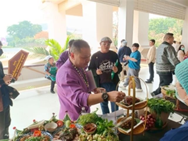 คณะทันตแพทยศาสตร์ มหาวิทยาลัยพะเยา ร่วมสืบสานประเพณีปี๋ใหม่เมือง คว้ารางวัลชนะเลิศการแข่งขันลาบเมือง ประจำปี 2569 เมื่อวันที่ 20 เมษายน 2569 คณะทันตแพทยศาสตร์ มหาวิทยาลัยพะเยา ได้เข้าร่วมกิจกรรมการแข่งขันลาบเมือง ภายใต้โครงการสืบสานประเพณีปี๋ใหม่เมือง ประจำปี 2569 ณ หอประชุมพญางำเมือง มหาวิทยาลัยพะเยา โดยกิจกรรมดังกล่าวจัดขึ้นเพื่ออนุรักษ์และส่งเสริมวัฒนธรรมล้านนาอันงดงาม รวมถึงสร้างความสามัคคีในหมู่บุคลากรภายในมหาวิทยาลัย บรรยากาศภายในงานเต็มไปด้วยความคึกคักและอบอุ่นจากการมีส่วนร่วมของหน่วยงานต่าง ๆ ที่ส่งตัวแทนเข้าร่วมการแข่งขันอย่างพร้อมเพรียง แต่ละทีมได้ถ่ายทอดเอกลักษณ์ของ “ลาบเมือง” ซึ่งเป็นอาหารพื้นถิ่นสำคัญของภาคเหนือ ผ่านกระบวนการปรุงที่พิถีพิถัน ทั้งในด้านรสชาติ กลิ่นหอมของเครื่องเทศ และการจัดตกแต่งอย่างสร้างสรรค์ ในโอกาสนี้ คณะทันตแพทยศาสตร์สามารถสร้างผลงานได้อย่างโดดเด่น จนได้รับรางวัลชนะเลิศจากการแข่งขัน สะท้อนถึงความร่วมมือร่วมใจ ความตั้งใจ และความภาคภูมิใจในการอนุรักษ์วัฒนธรรมท้องถิ่น ความสำเร็จในครั้งนี้ไม่เพียงเป็นความภาคภูมิใจของคณะทันตแพทยศาสตร์เท่านั้น แต่ยังเป็นอีกหนึ่งพลังสำคัญในการสืบสานและต่อยอดประเพณีปี๋ใหม่เมืองให้คงอยู่คู่สังคมไทยสืบไป