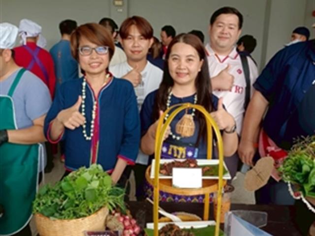 คณะทันตแพทยศาสตร์ มหาวิทยาลัยพะเยา ร่วมสืบสานประเพณีปี๋ใหม่เมือง คว้ารางวัลชนะเลิศการแข่งขันลาบเมือง ประจำปี 2569 เมื่อวันที่ 20 เมษายน 2569 คณะทันตแพทยศาสตร์ มหาวิทยาลัยพะเยา ได้เข้าร่วมกิจกรรมการแข่งขันลาบเมือง ภายใต้โครงการสืบสานประเพณีปี๋ใหม่เมือง ประจำปี 2569 ณ หอประชุมพญางำเมือง มหาวิทยาลัยพะเยา โดยกิจกรรมดังกล่าวจัดขึ้นเพื่ออนุรักษ์และส่งเสริมวัฒนธรรมล้านนาอันงดงาม รวมถึงสร้างความสามัคคีในหมู่บุคลากรภายในมหาวิทยาลัย บรรยากาศภายในงานเต็มไปด้วยความคึกคักและอบอุ่นจากการมีส่วนร่วมของหน่วยงานต่าง ๆ ที่ส่งตัวแทนเข้าร่วมการแข่งขันอย่างพร้อมเพรียง แต่ละทีมได้ถ่ายทอดเอกลักษณ์ของ “ลาบเมือง” ซึ่งเป็นอาหารพื้นถิ่นสำคัญของภาคเหนือ ผ่านกระบวนการปรุงที่พิถีพิถัน ทั้งในด้านรสชาติ กลิ่นหอมของเครื่องเทศ และการจัดตกแต่งอย่างสร้างสรรค์ ในโอกาสนี้ คณะทันตแพทยศาสตร์สามารถสร้างผลงานได้อย่างโดดเด่น จนได้รับรางวัลชนะเลิศจากการแข่งขัน สะท้อนถึงความร่วมมือร่วมใจ ความตั้งใจ และความภาคภูมิใจในการอนุรักษ์วัฒนธรรมท้องถิ่น ความสำเร็จในครั้งนี้ไม่เพียงเป็นความภาคภูมิใจของคณะทันตแพทยศาสตร์เท่านั้น แต่ยังเป็นอีกหนึ่งพลังสำคัญในการสืบสานและต่อยอดประเพณีปี๋ใหม่เมืองให้คงอยู่คู่สังคมไทยสืบไป