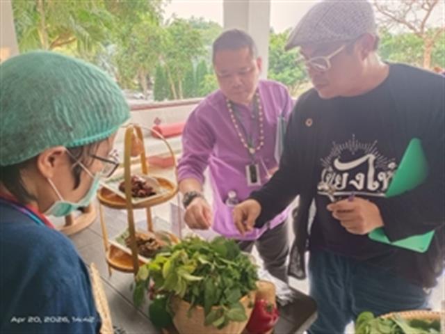 คณะทันตแพทยศาสตร์ มหาวิทยาลัยพะเยา ร่วมสืบสานประเพณีปี๋ใหม่เมือง คว้ารางวัลชนะเลิศการแข่งขันลาบเมือง ประจำปี 2569 เมื่อวันที่ 20 เมษายน 2569 คณะทันตแพทยศาสตร์ มหาวิทยาลัยพะเยา ได้เข้าร่วมกิจกรรมการแข่งขันลาบเมือง ภายใต้โครงการสืบสานประเพณีปี๋ใหม่เมือง ประจำปี 2569 ณ หอประชุมพญางำเมือง มหาวิทยาลัยพะเยา โดยกิจกรรมดังกล่าวจัดขึ้นเพื่ออนุรักษ์และส่งเสริมวัฒนธรรมล้านนาอันงดงาม รวมถึงสร้างความสามัคคีในหมู่บุคลากรภายในมหาวิทยาลัย บรรยากาศภายในงานเต็มไปด้วยความคึกคักและอบอุ่นจากการมีส่วนร่วมของหน่วยงานต่าง ๆ ที่ส่งตัวแทนเข้าร่วมการแข่งขันอย่างพร้อมเพรียง แต่ละทีมได้ถ่ายทอดเอกลักษณ์ของ “ลาบเมือง” ซึ่งเป็นอาหารพื้นถิ่นสำคัญของภาคเหนือ ผ่านกระบวนการปรุงที่พิถีพิถัน ทั้งในด้านรสชาติ กลิ่นหอมของเครื่องเทศ และการจัดตกแต่งอย่างสร้างสรรค์ ในโอกาสนี้ คณะทันตแพทยศาสตร์สามารถสร้างผลงานได้อย่างโดดเด่น จนได้รับรางวัลชนะเลิศจากการแข่งขัน สะท้อนถึงความร่วมมือร่วมใจ ความตั้งใจ และความภาคภูมิใจในการอนุรักษ์วัฒนธรรมท้องถิ่น ความสำเร็จในครั้งนี้ไม่เพียงเป็นความภาคภูมิใจของคณะทันตแพทยศาสตร์เท่านั้น แต่ยังเป็นอีกหนึ่งพลังสำคัญในการสืบสานและต่อยอดประเพณีปี๋ใหม่เมืองให้คงอยู่คู่สังคมไทยสืบไป