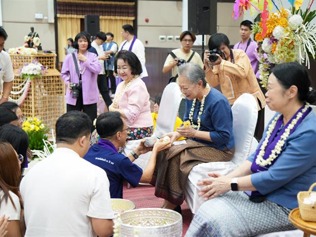 คณะทันตแพทยศาสตร์ มหาวิทยาลัยพะเยา เข้าร่วมพิธีสระเกล้าดำหัวอธิการบดีและผู้อาวุโส ในงาน “ประเพณีปี๋ใหม่เมือง มหาวิทยาลัยพะเยา ม.พะเยา ประจำปี 2569”