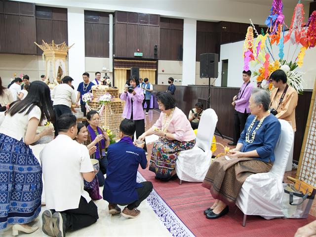 คณะทันตแพทยศาสตร์ มหาวิทยาลัยพะเยา เข้าร่วมพิธีสระเกล้าดำหัวอธิการบดีและผู้อาวุโส ในงาน “ประเพณีปี๋ใหม่เมือง มหาวิทยาลัยพะเยา ม.พะเยา ประจำปี 2569”